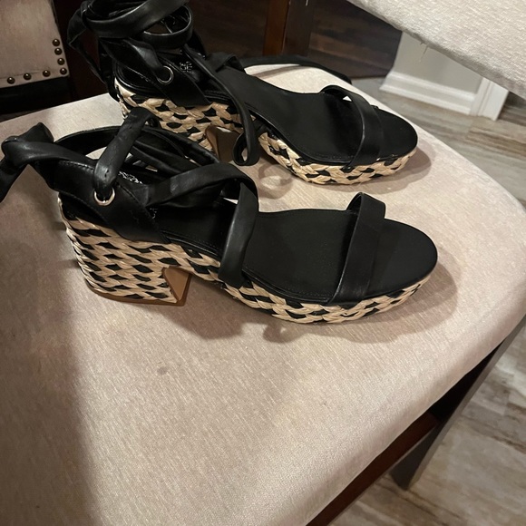 Vince Camuto Black and Tan Wedges - Picture 2 of 6